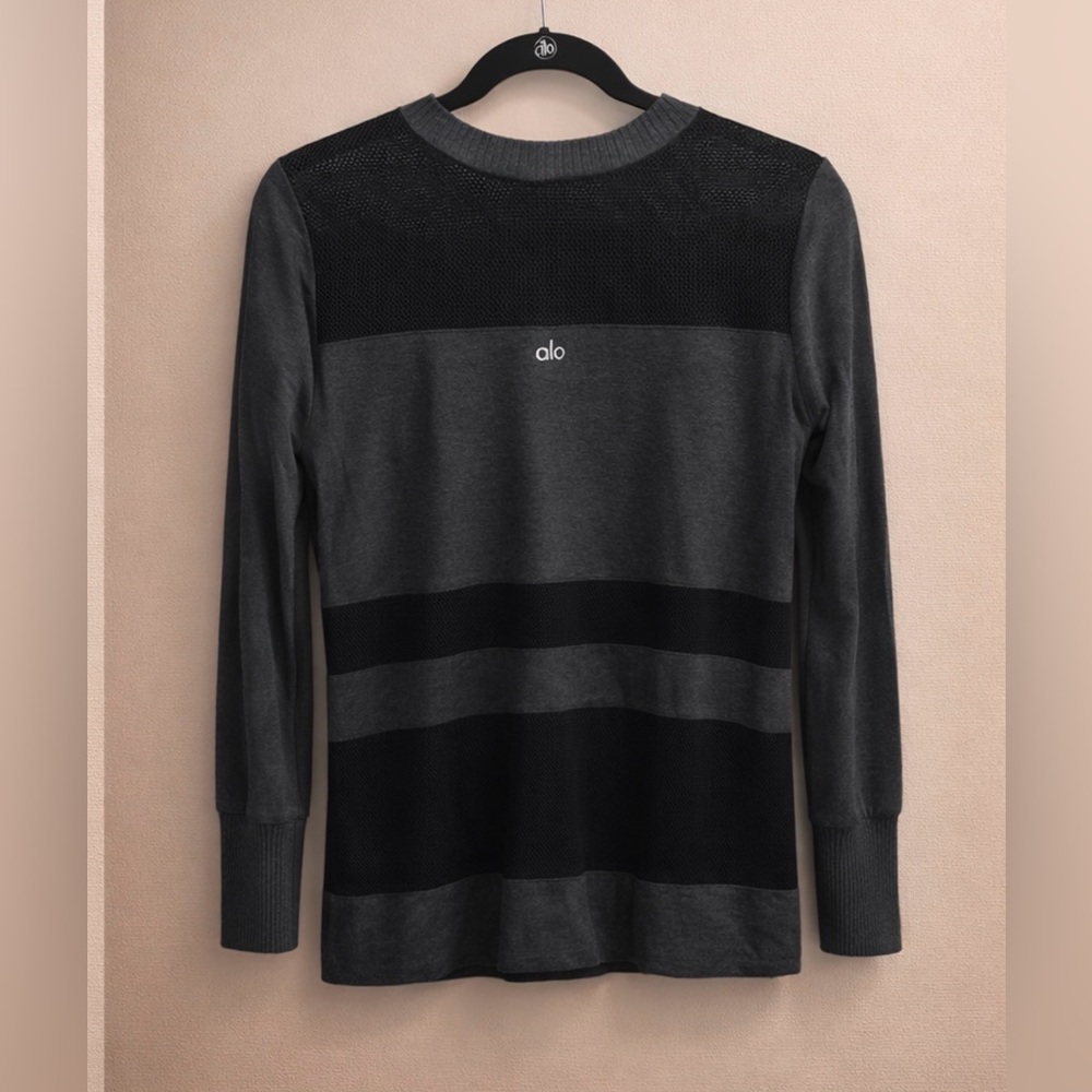 ALO Yoga Long Sleeve Crewneck Tee in Charcoal and Black